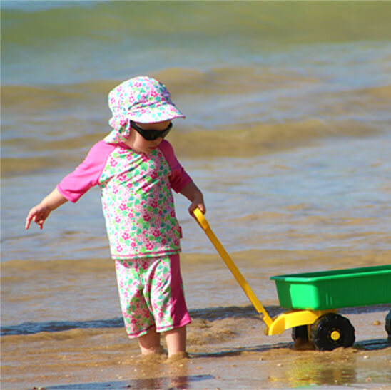 enfant brouette plage